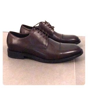 Kenneth Cole Men’s brown leather dress shoe.